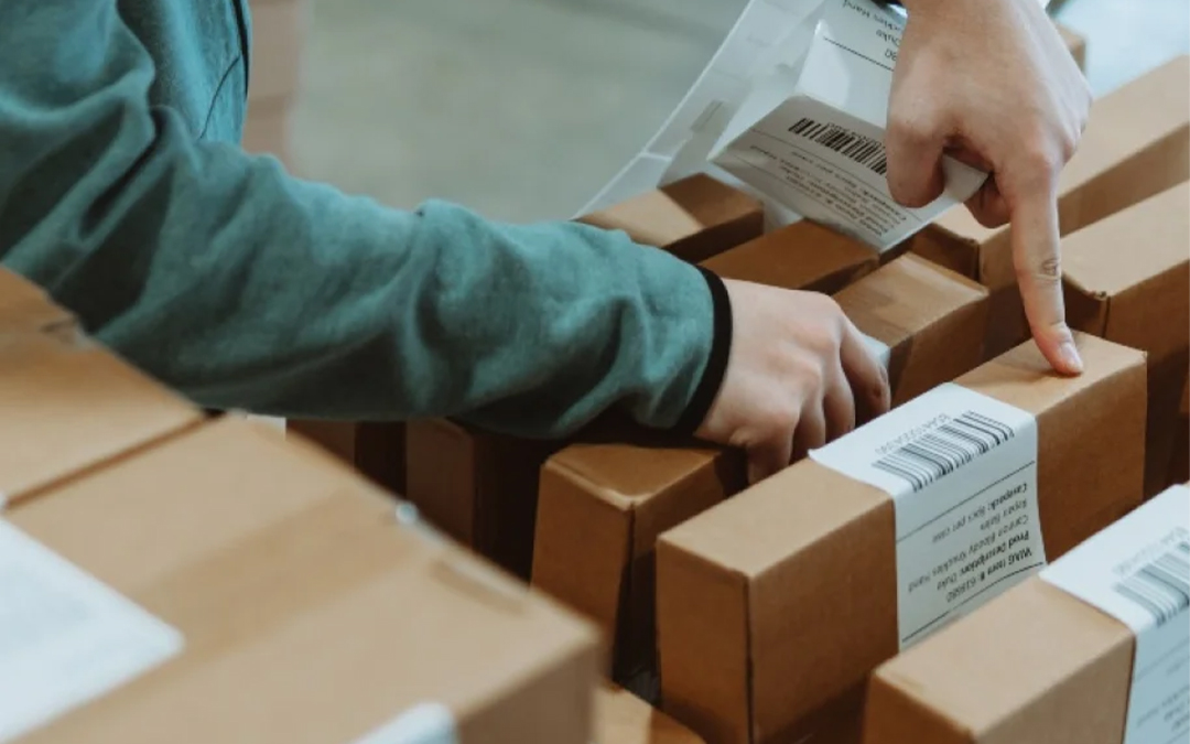 a 3pl employee sorting packages
