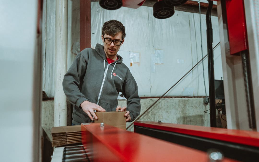 3PL employee using sustainable packaging